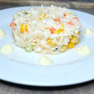 Крабовый салат с кукурузой и яйцом