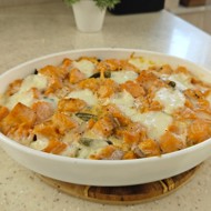 Красная рыба со стручковой фасолью и моцареллой в духовке