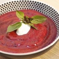 Красный фруктовый суп с мороженым из маскарпоне и мятой