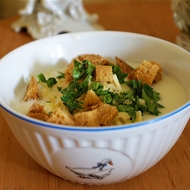 Крем-суп из цветной капусты с сыром и сухариками