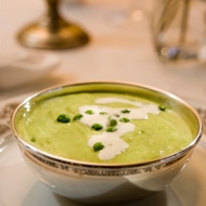 Крем-суп из зеленого горошка и мяты
