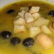Крем-суп с маслинами, шампиньонами, картофелем и мускатным орехом