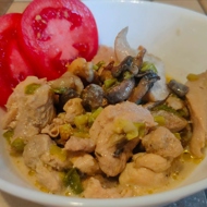 Курица с грибами и зеленым луком в сливочном соусе