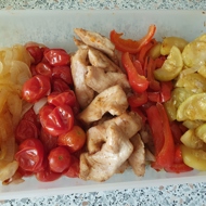 Курица, запеченная с кабачком, томатами черри и перцем