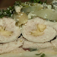 Куриные рулеты с сыром, запеченные с луком, зеленью и сливками
