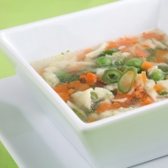 Куриный рисовый суп с зеленым горошком