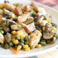 Куриный салат с грибами и зеленым горошком