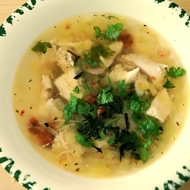 Куриный суп с беконом, луком-пореем и вялеными томатами