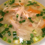 Куриный суп с рисом и зеленым луком