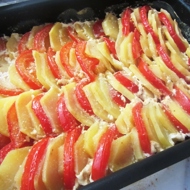 Кусочки картофеля, запеченные с помидорами и базиликом