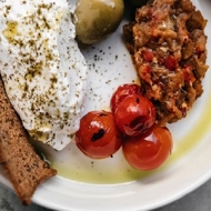 Лабне с печеными томатами, оливками и чипсами из хлеба