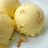 Лавандовое мороженое с медовыми кедровыми орешками