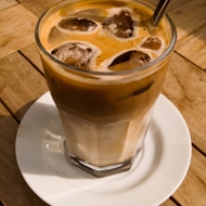 Ледяной кофе с имбирем и корицей