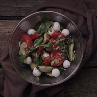 Легкий овощной салат с моцареллой