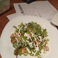 Легкий салат с кусочками курицы и сырными шариками в панировке из зелени