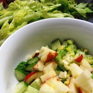 Легкий салат с сельдереем, куриным филе и яблоками