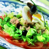 Летний салат с тунцом, огурцами и рукколой