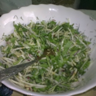 Летний зеленый салат с редисом