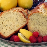 Лимонный пирог с маком и малиновым соусом