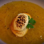 Луковый суп с меренгой из козьего сыра