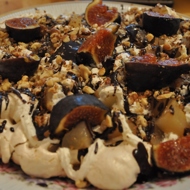 Меренга с грушами, сливками, грецким орехом и шоколадным соусом
