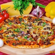 Мясная пицца с грибами и красным луком