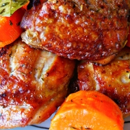 Мясо курицы с травами и глазированной морковью