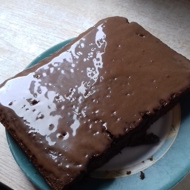 Мокрый шоколадный кекс с глазурью