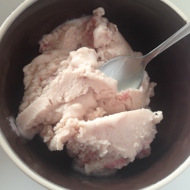 Молочное мороженое с клубникой и медом