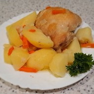 Молодой картофель запеченный в духовке с куриным бедром