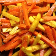 Морковь и пастернак, глазированные в имбирно-медовом соусе с куркумой