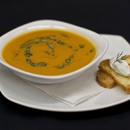 Морковный крем-суп с соусом песто