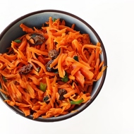 Морковный салат с мятой и изюмом