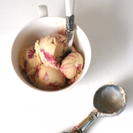 Мороженое с тростниковым сахаром и клубнично-ревенной прослойкой