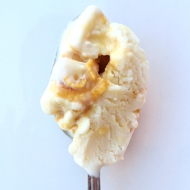 Мороженое с ванилью и кукурузным грильяжем