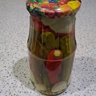 Маринованный острый перец с чесноком