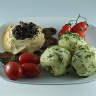 Обед из картофеля с грибами и овощными рулетами