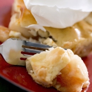 Ореховый пирог с корицей, имбирем и ванильно-сливочным кремом