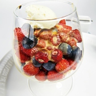 Ореховый сабайон с ягодами и мороженым