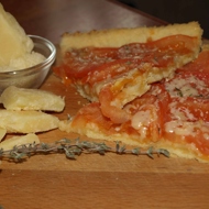 Открытый пирог с помидорами, тимьяном и сыром