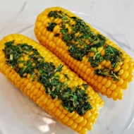 Отварная кукуруза со сливочным маслом и зеленью