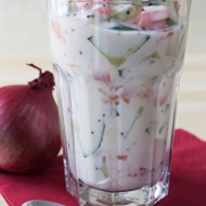 Овощной салат под йогуртово-сметанным соусом