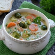 Овощной суп с брокколи и брюссельской капустой на курином бульоне