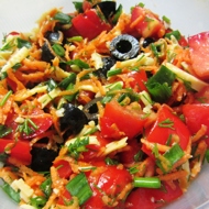 Овощной салат с маслинами и сыром