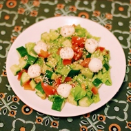 Овощной салат с моцареллой, кунжутом и пикатной заправкой