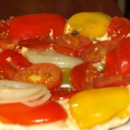 Овощной тарт с помидорами, болгарским перцем, луком