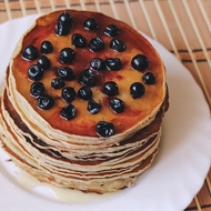 Панкейк с медом и черникой