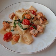 Паста в сливочном соусе с красной рыбой и помидорами черри