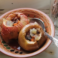 Печеные яблоки с тыквой, изюмом, грецкими орехами и корицей