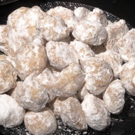 Печеные шарики с грецкими орехами в сахарной пудре